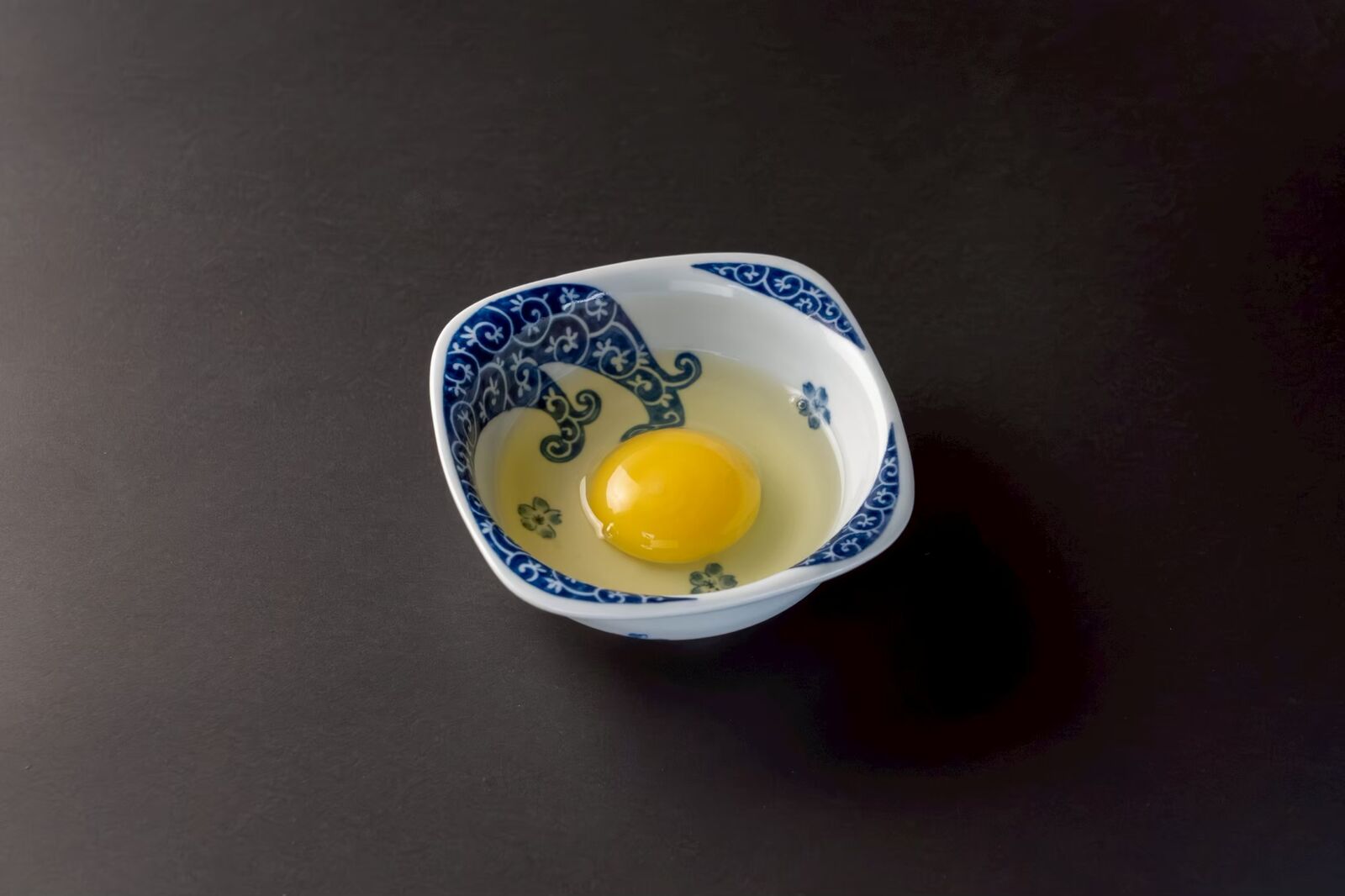 染付の小鉢に割り入れた美和おうはんの卵