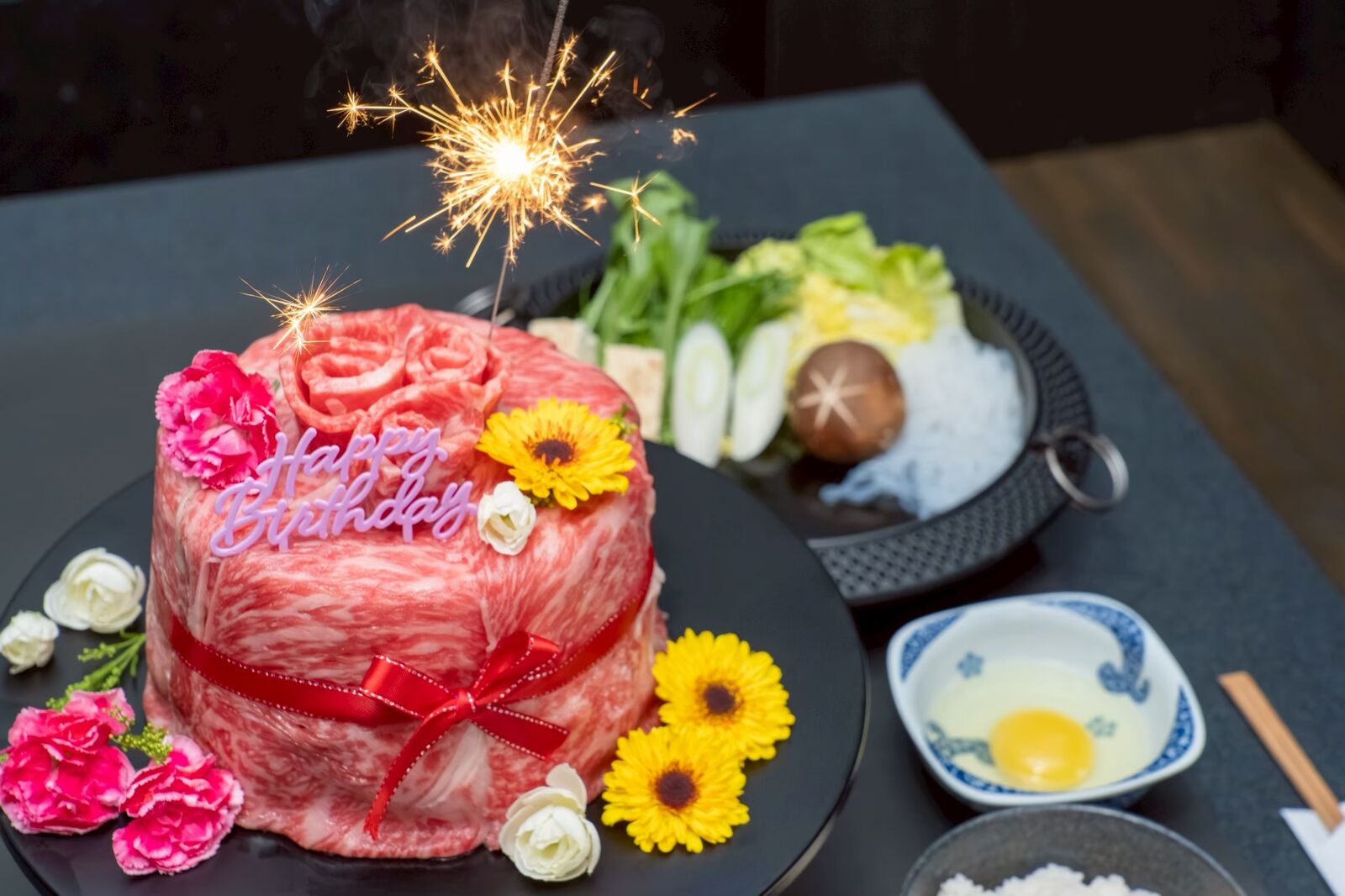 花火を立てた高森牛の肉ケーキとすき焼きセット
