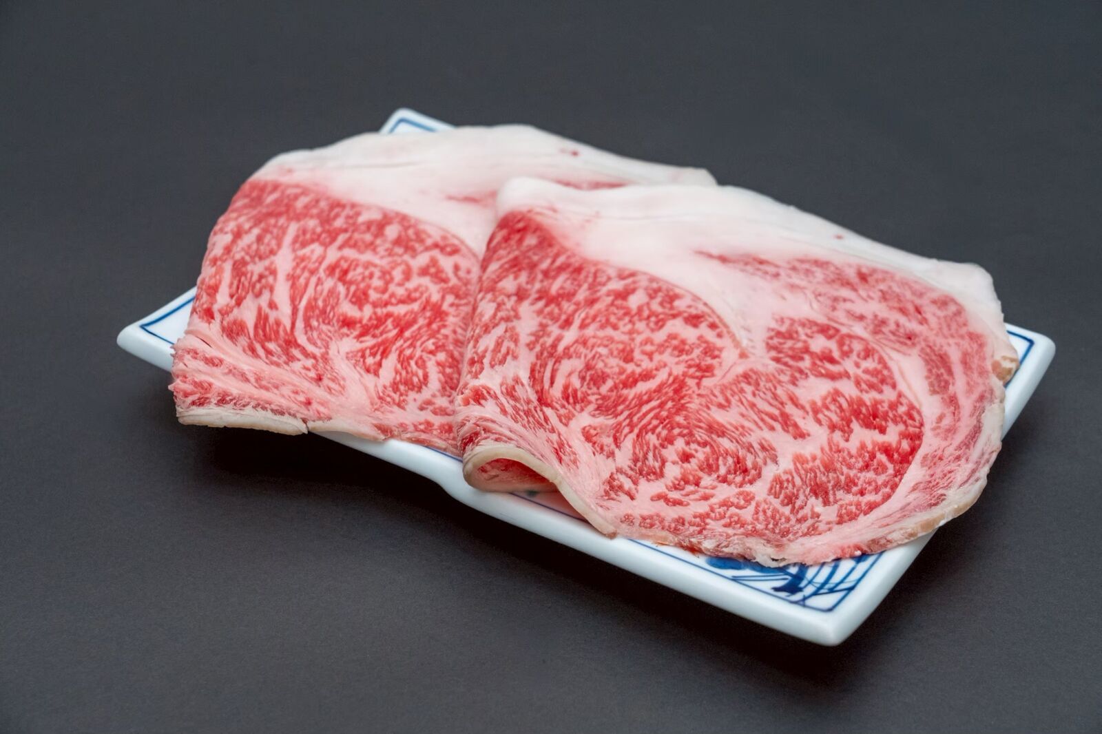 染付の皿に盛った高森牛リブロース