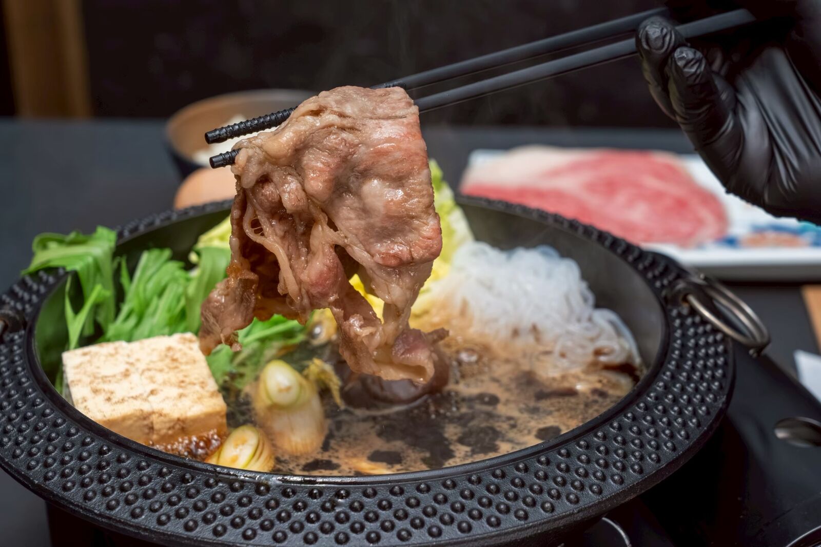 鉄鍋で肉を煮る
