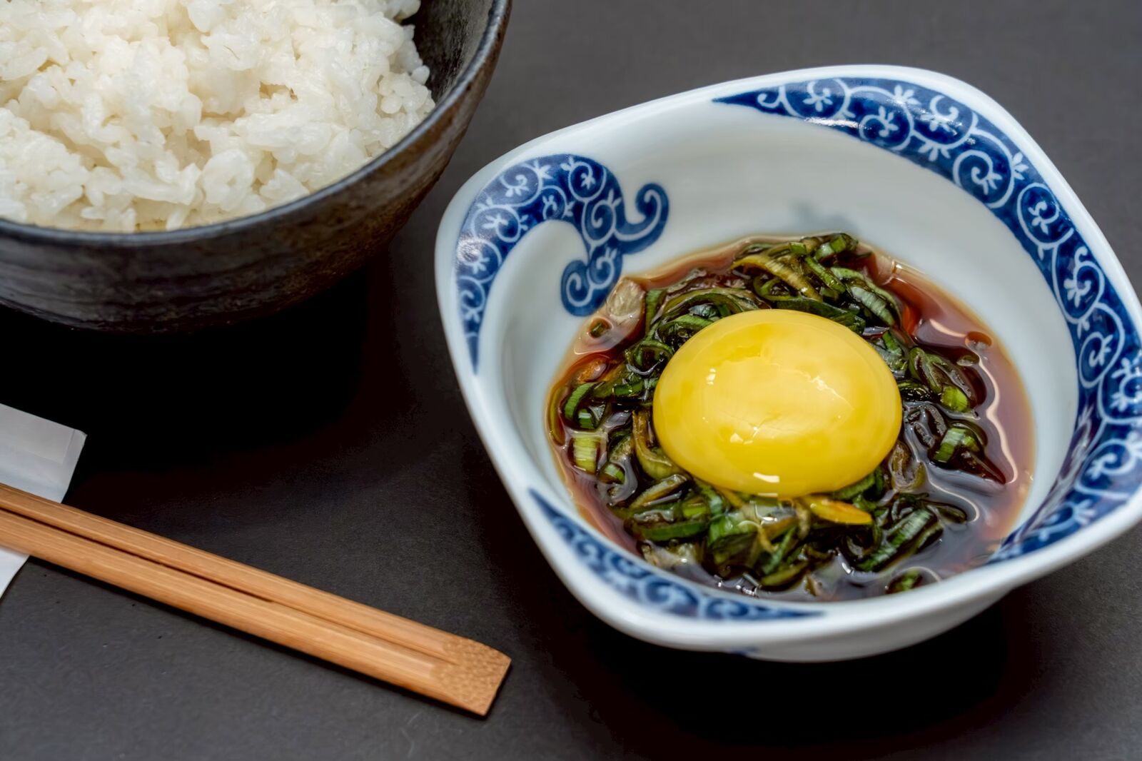 ねぎと特製醤油をのせた卵かけご飯